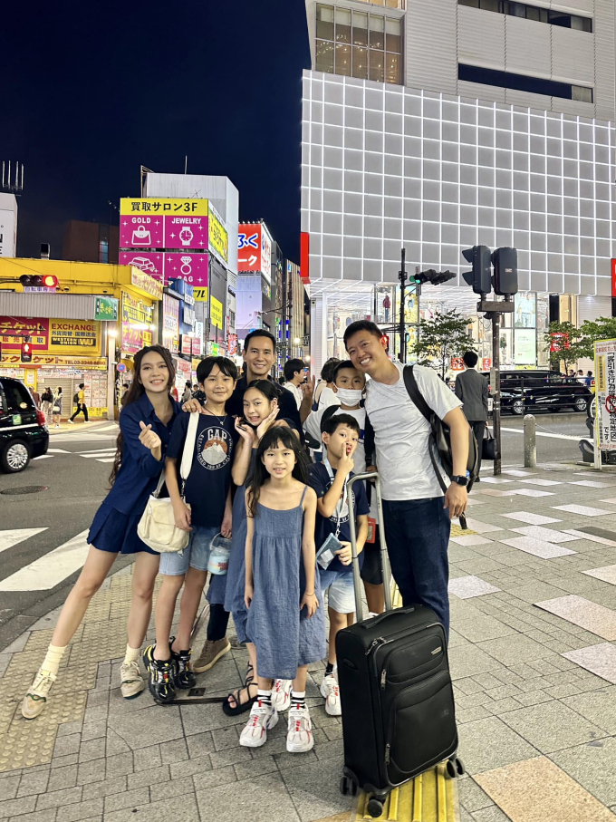 Gia đình Lý Hải cùng nhau du lịch Nhật Bản, sắc vóc bà mẹ 4 con Minh Hà chiếm trọn spotlight