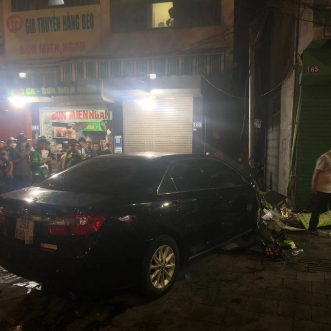 Hà Nội: Ô tô Camry lao lên vỉa hè, tông trúng 3 người ngồi uống trà đá