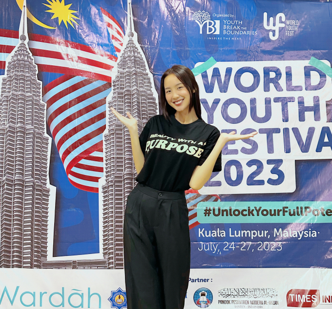 Hoa hậu Bảo Ngọc diện chiếc áo ý nghĩa, quảng bá dự án nhân ái của Mai Phương khi tham dự hội nghị quốc tế