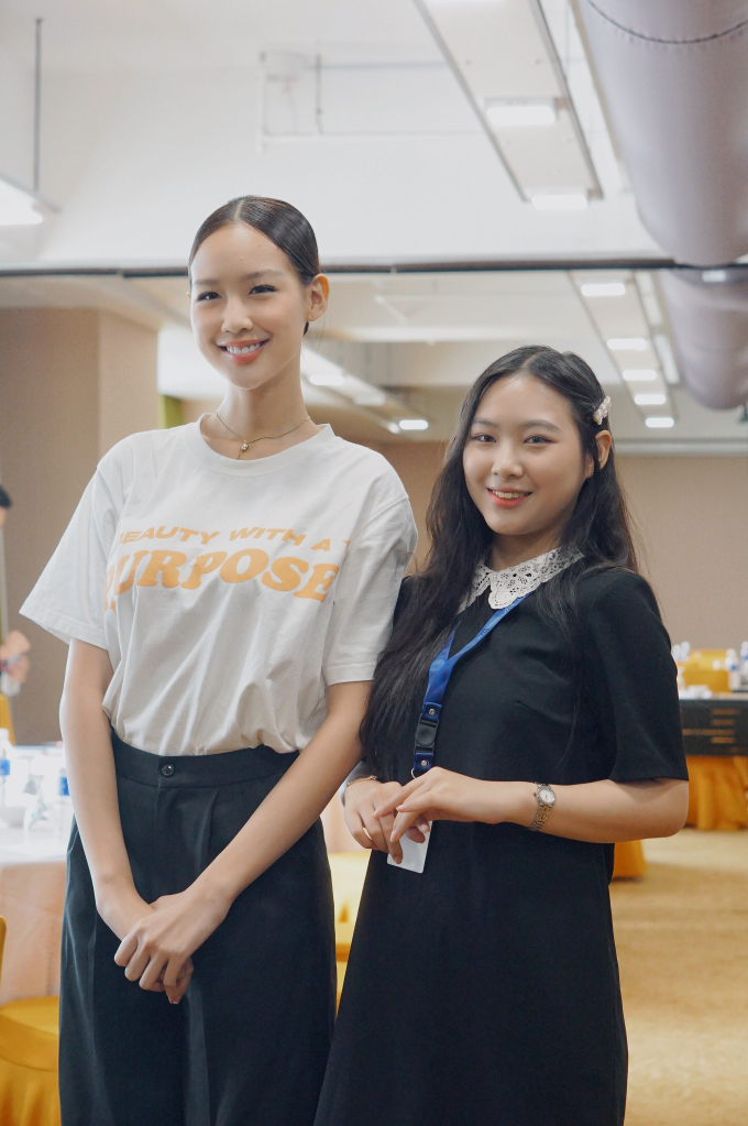 Hoa hậu Bảo Ngọc diện chiếc áo ý nghĩa, quảng bá dự án nhân ái của Mai Phương khi tham dự hội nghị quốc tế