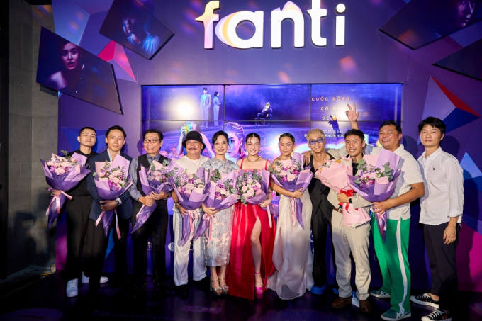 NSND Lê Khanh được con gái màn ảnh Thảo Tâm hộ tống đến buổi ra mắt Fanti