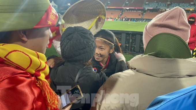 Cả đội tuyển Việt Nam thất vọng rời sân sớm, riêng Huỳnh Như nán lại vì lý do đặc biệt