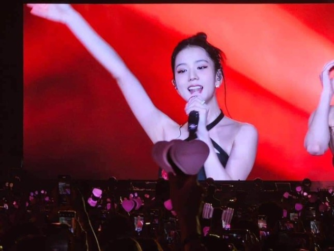 Loạt ảnh cưng xỉu của BLACKPINK tại concert Hà Nội: Lisa - Rosé là tổ hợp siêu quậy