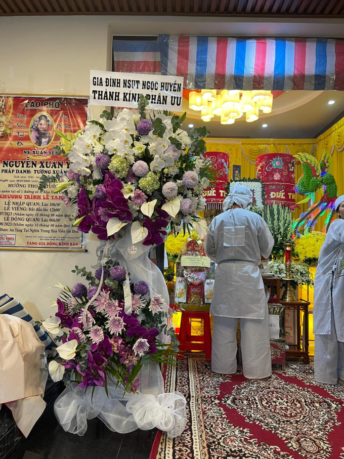 NSND Lệ Thủy - Thoại Miêu - Cẩm Tiên đến lễ tang mẹ Trinh Trinh, NSƯT Ngọc Huyền mang hoa dâng lên má Tư