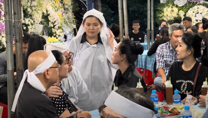 Mẹ con Hồng Nhung - Hồng Phượng lần đầu xuất hiện tại tang lễ mẹ vợ NSƯT Kim Tử Long hậu lùm xùm