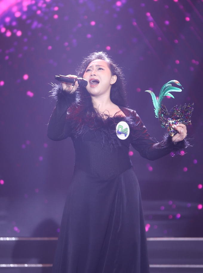 Ca sĩ bí ẩn: Cô gái nghẹn ngào khi được hát trên sân khấu lớn, thực hiện ước mơ của người mẹ đã khuất