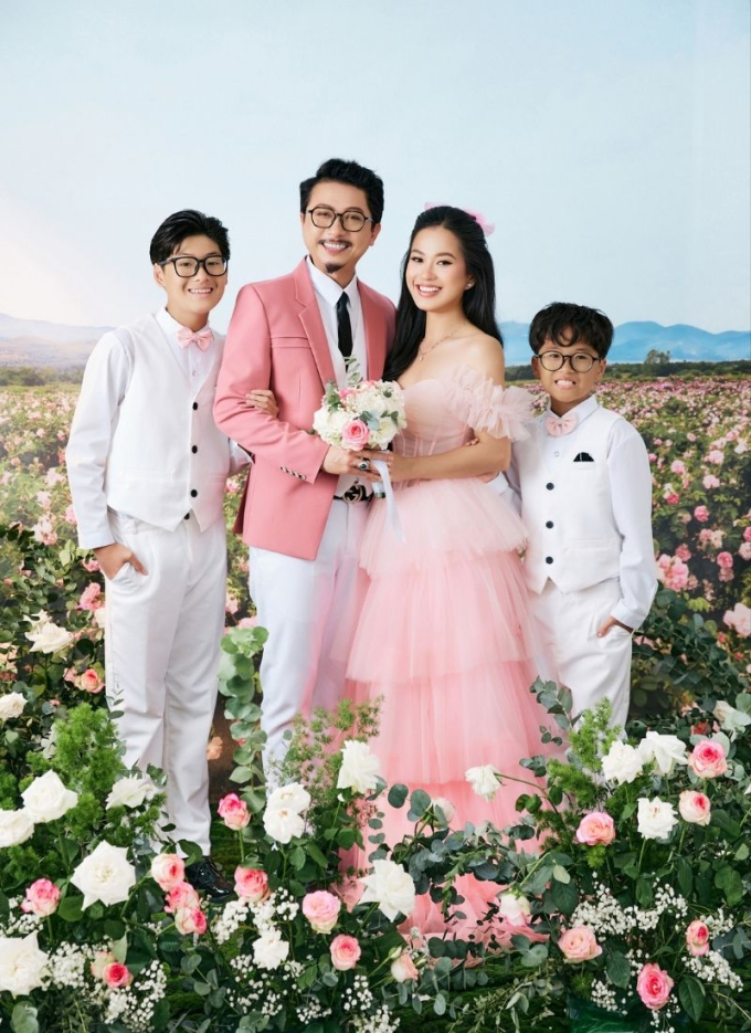 Lâm Vỹ Dạ khoe bộ ảnh gia đình hường phấn, kỉ niệm ngày cưới ngọt ngào bên Hứa Minh Đạt và 2 quý tử
