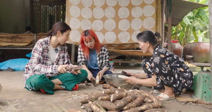 Thùy Tiên - MisThy học nghề làm bánh tráng sữa, góp tiền mua bánh kem tặng người dân