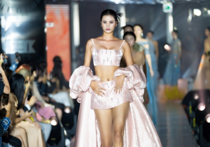 HHen Niê cực cháy với set bikini đen huyền bí, tiếp tục làm vedette trong show của NTK Thảo Nguyễn