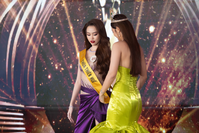 Thí sinh Miss Grand Vietnam 2023 khoe vẻ lộng lẫy khi nhận sash: Cuộc chiến nhan sắc khai màn