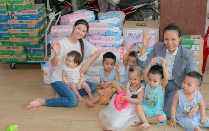 Kết thúc nhiệm kỳ, á hậu Phương Nhi đến thăm và tặng quà cho hơn 100 em nhỏ mồ côi