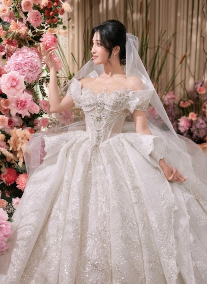 “Thần tiên tiểu muội” Phương Nhi kiều diễm tựa công chúa trong bộ sưu tập váy cưới lộng lẫy