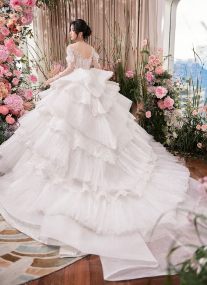 “Thần tiên tiểu muội” Phương Nhi kiều diễm tựa công chúa trong bộ sưu tập váy cưới lộng lẫy