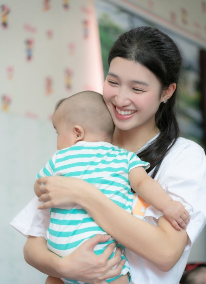 Kết thúc nhiệm kỳ, á hậu Phương Nhi đến thăm và tặng quà cho hơn 100 em nhỏ mồ côi