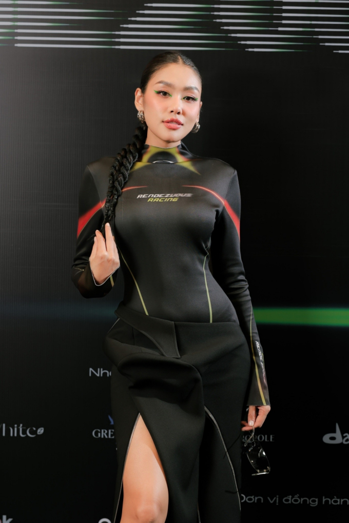 Thuỳ Tiên khoe visual đỉnh cao, Thảo Nhi Lê mặc chất lừ cùng đọ dáng với loạt mỹ nhân tại show Rendezvous
