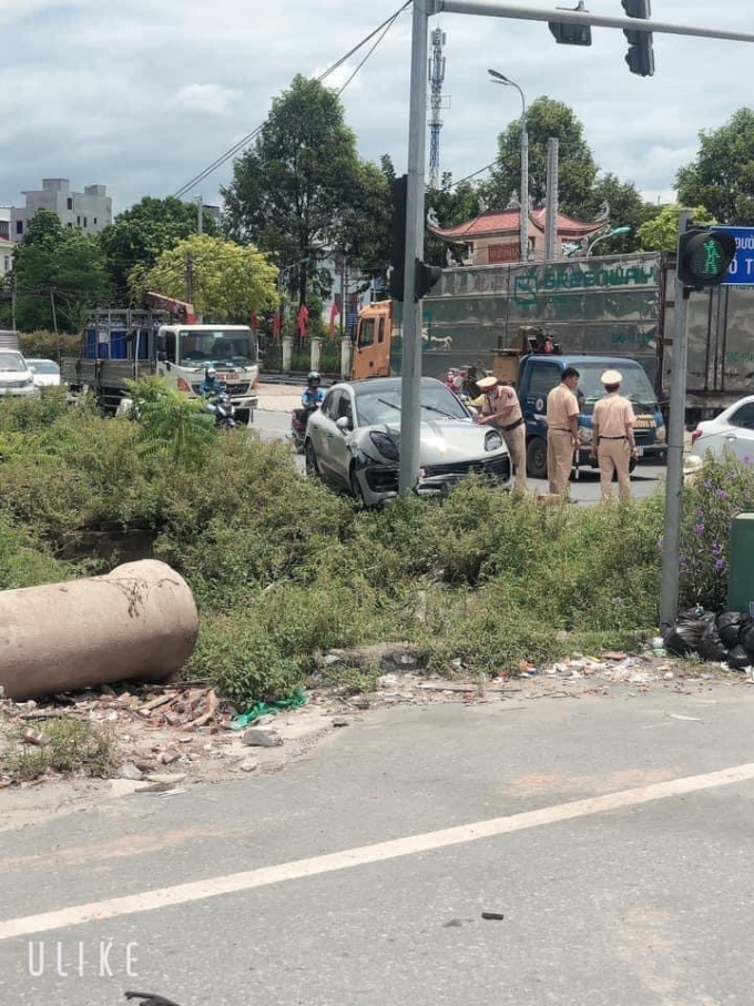 Siêu xe Poscher của Văn Thanh bị tai nạn, tông thẳng vào cột đèn