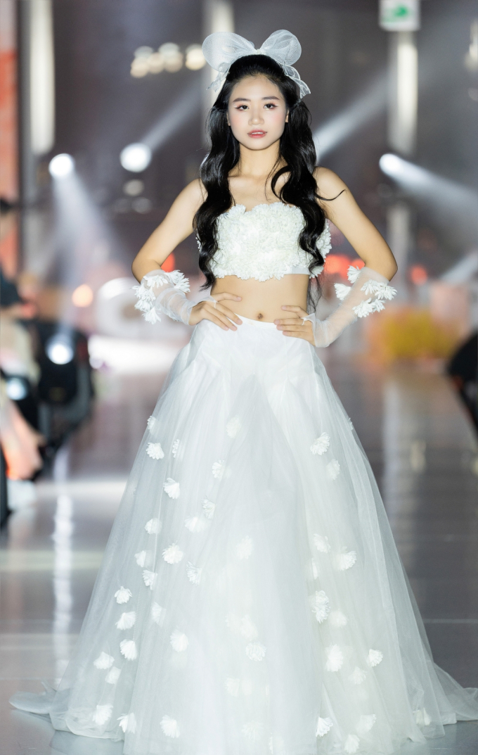 Mẫu nhí Đặng Minh Anh sánh đôi cùng siêu mẫu Hương Ly, khuấy đảo show diễn thời trang giữa lòng Thủ đô 