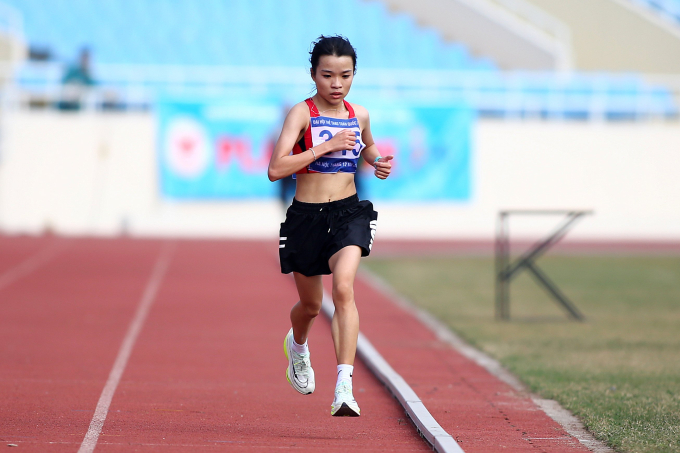 Cô gái tí hon phá kỷ lục quốc gia trẻ ở cự ly 5000m