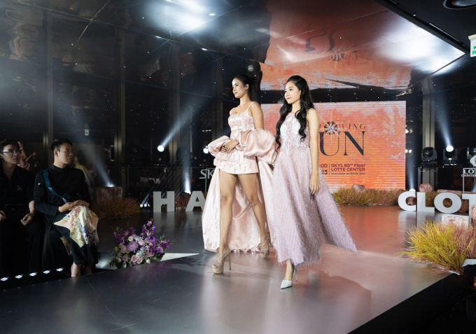 Mẫu nhí Đặng Minh Anh sánh đôi cùng siêu mẫu Hương Ly, khuấy đảo show diễn thời trang giữa lòng Thủ đô 