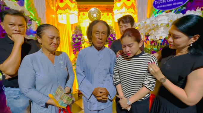 Ngọc Huyền khóc nghẹn, Bình Tinh nuốt nước mắt gửi tiền cho ba mẹ cố nhạc sĩ Vũ Minh Hiếu trước ngày di quan