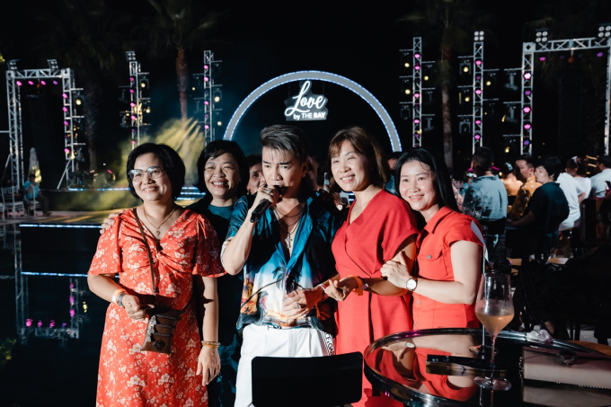Bất chấp trời oi bức, Đàm Vĩnh Hưng hát live 25 ca khúc đỉnh trong sự nghiệp tri ân khán giả Nha Trang