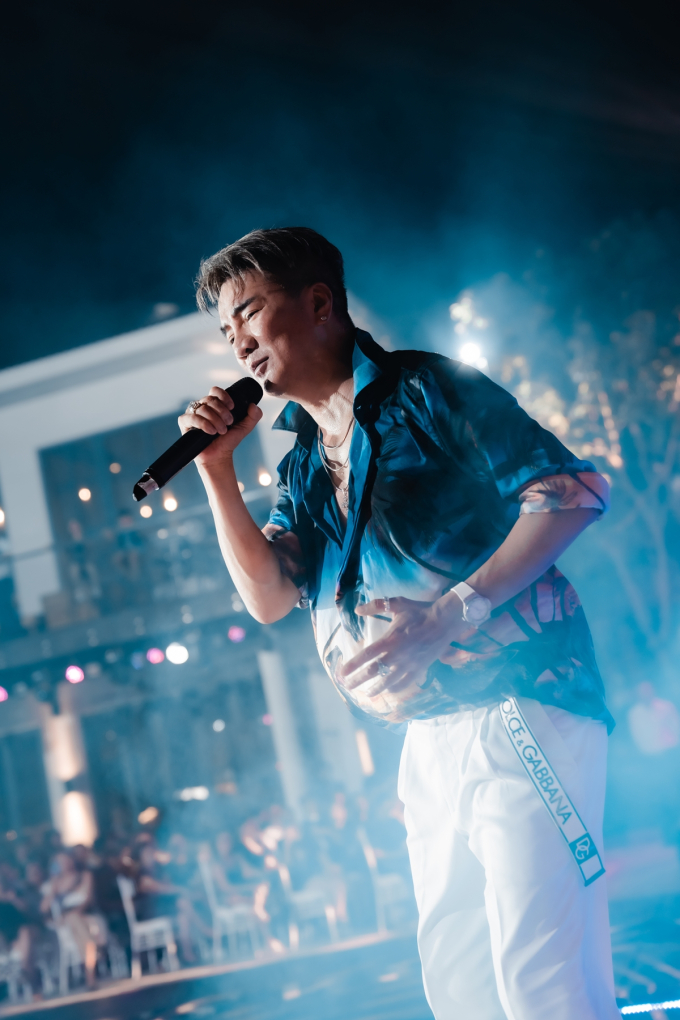 Bất chấp trời oi bức, Đàm Vĩnh Hưng hát live 25 ca khúc đỉnh trong sự nghiệp tri ân khán giả Nha Trang