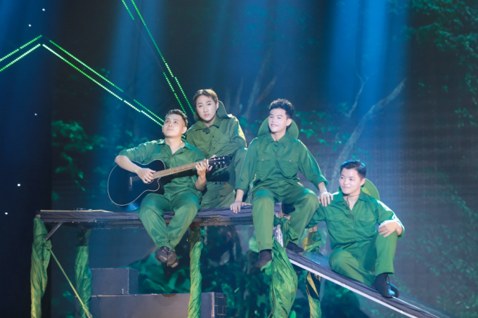 Hữu Quốc, Kim Xuân “nổi da gà” với tiết mục hào hùng về người lính của Lâm Nguyễn cùng đồng đội