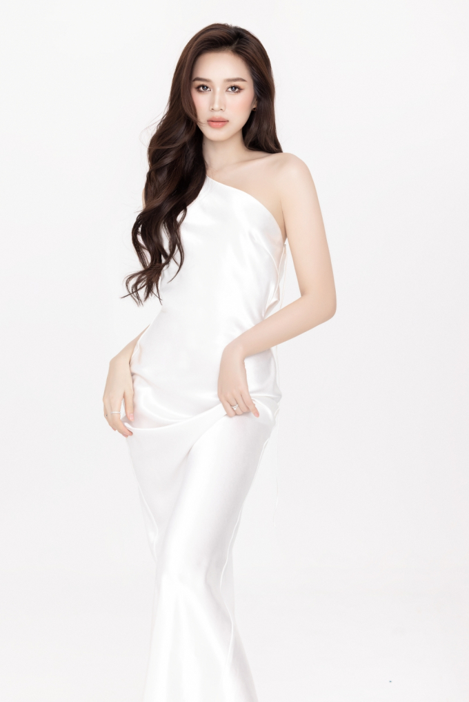 Hoa hậu Đỗ Hà diện vest không nội y đầy quyền lực, hé lộ sẽ tiếp tục đi thi quốc tế