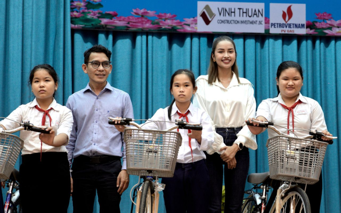 Hoa hậu Ngọc Châu trao nhà tình thương, học bổng, xe đạp cho học sinh nghèo hiếu học tại Long An