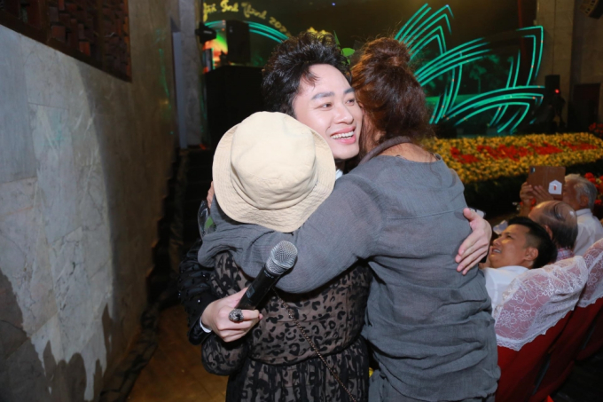Tùng Dương có hành động đặc biệt dành cho bà và mẹ sau show diễn Ơn nghĩa sinh thành 2023