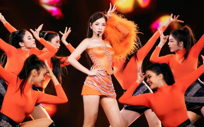 Chi Pu mash-up loạt hit tại chung kết Miss Grand Vietnam: Bùng nổ sân khấu, fan Trung đợi hơn 3 tiếng để xem idol