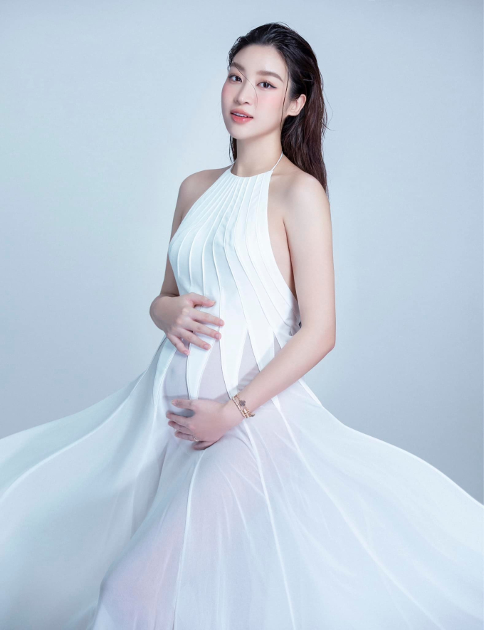 Kỉ niệm 7 năm đăng quang Hoa hậu Việt Nam 2016, Đỗ Mỹ Linh bất ngờ công khai loạt ảnh mang thai