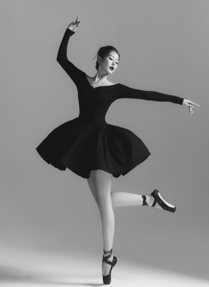 “Nữ hoàng lookbook miền Bắc” Ngọc Ánh hóa thiên nga đen, tung bộ ảnh ballet đen trắng đầy sức hút