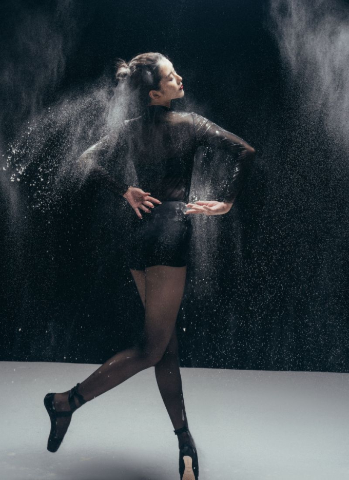 “Nữ hoàng lookbook miền Bắc” Ngọc Ánh hóa thiên nga đen, tung bộ ảnh ballet đen trắng đầy sức hút