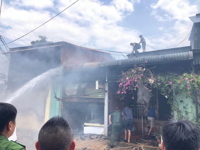 Một người dân được giải thoát trong vụ cháy khiến 3 căn nhà bị thiêu rụi