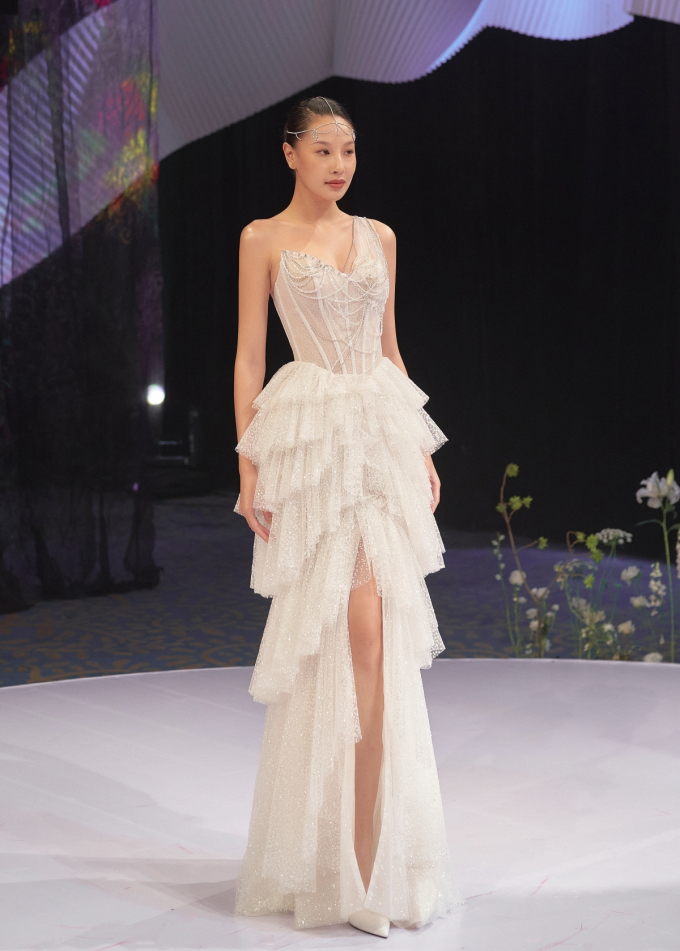 Vợ Hồ Quang Hiếu diện váy cưới 60 mét vải trong lần đầu làm vedette