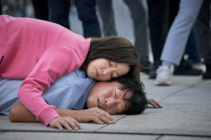 “Trai xấu” Yoo Hae-jin lần đầu đóng phim tình cảm lãng mạn, mạnh dạn “khoá môi” Kim Hee-seon
