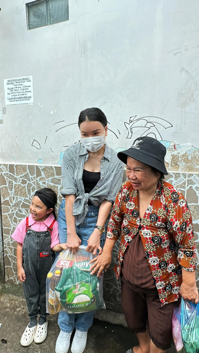 Trà Ngọc Hằng cùng con gái trao hàng trăm phần quà từ thiện cho bà con khó khăn mùa Vu lan