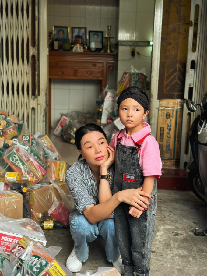 Trà Ngọc Hằng cùng con gái trao hàng trăm phần quà từ thiện cho bà con khó khăn mùa Vu lan