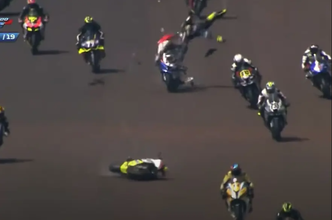 VIDEO: Tai nạn kinh hoàng, 2 tay đua moto đăng xuất khỏi trái đất