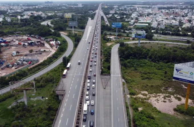 Đi chơi lễ từ lúc mờ sáng, nhiều người vẫn không thoát được kẹt xe