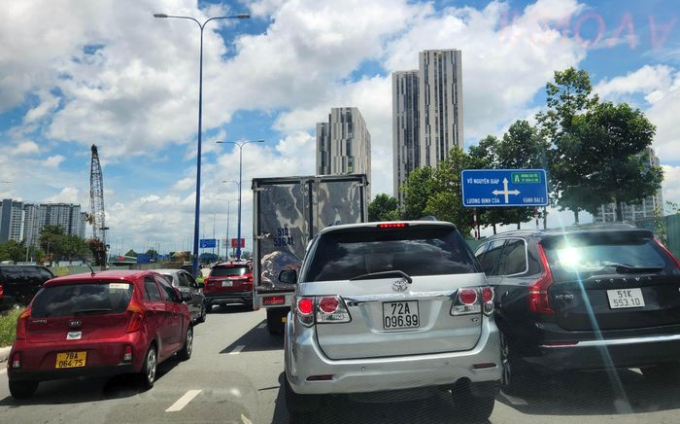Đi chơi lễ từ lúc mờ sáng, nhiều người vẫn không thoát được kẹt xe