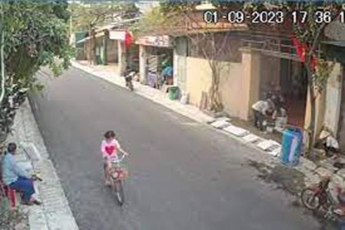 Bé gái ở Thanh Hóa đạp xe đi lạc hơn 50km sang Ninh Bình