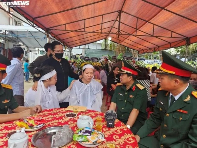 Mẹ của Trung tá Trương Hồng Kỳ: Mời đi ăn lễ, sao giờ lại ra đám tang vậy trời