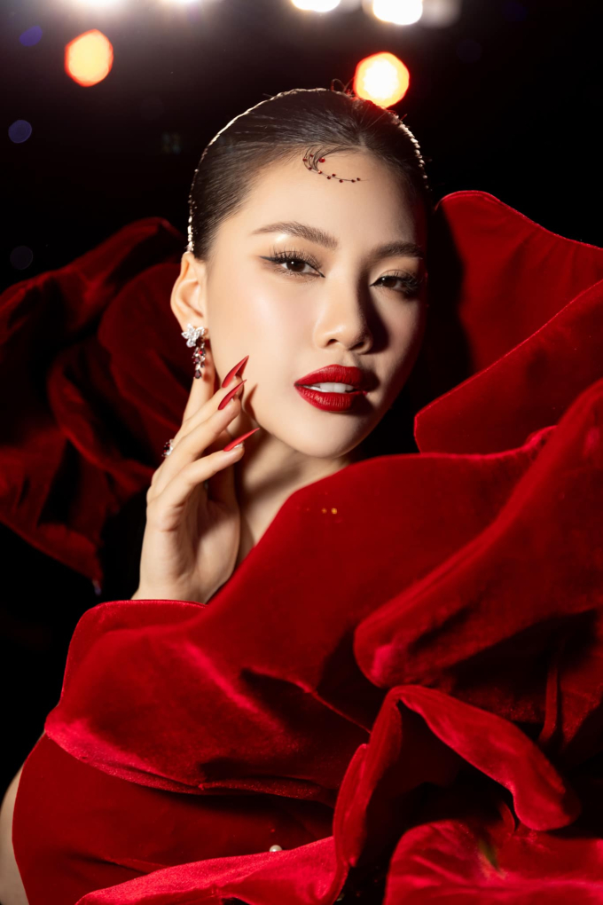 HOT: Bùi Quỳnh Hoa ghi danh Miss Universe Vietnam - màn chạm trán để đời với Hương Ly