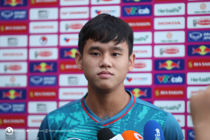 Các cầu thủ U23 Việt Nam nỗ lực ghi điểm trong mắt HLV Troussier