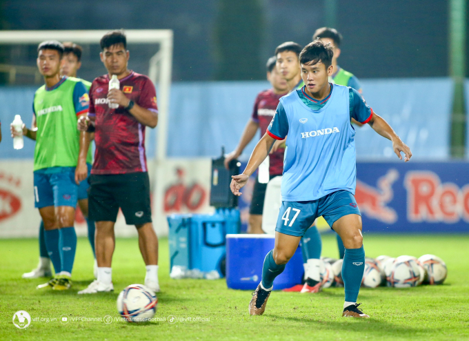 Các cầu thủ U23 Việt Nam nỗ lực ghi điểm trong mắt HLV Troussier