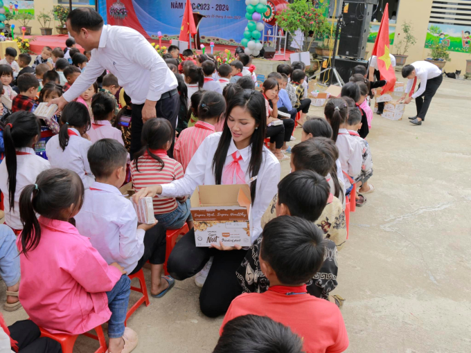 HHen Niê đeo khăn quàng đỏ, trao tặng giếng nước nhân khai giảng trường học ở vùng cao Tây Bắc