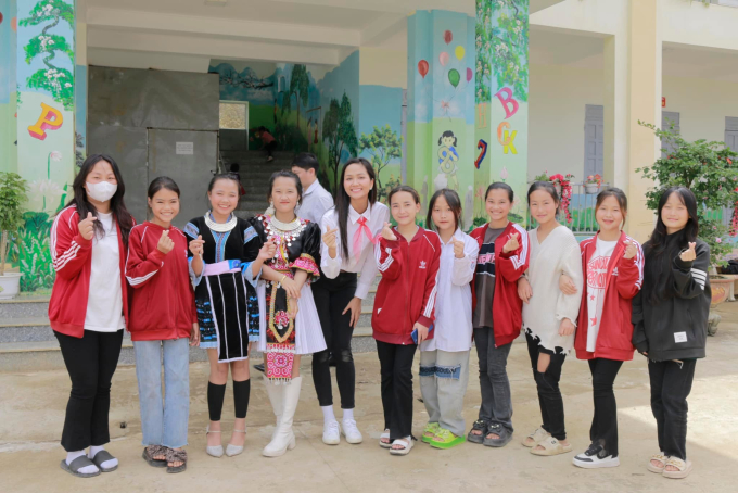 HHen Niê đeo khăn quàng đỏ, trao tặng giếng nước nhân khai giảng trường học ở vùng cao Tây Bắc