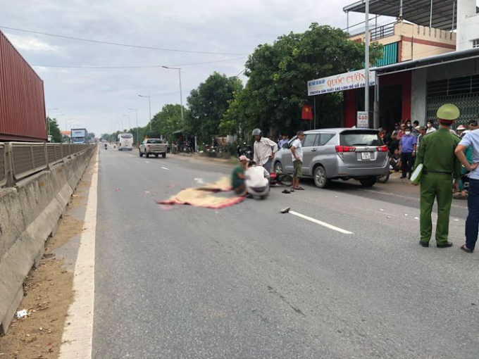 Quảng Ngãi: Cha chở con đi học ngày đầu tiên không may bị xe container tông tử vong
